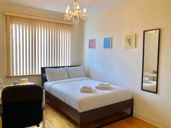 Big Private Room Midmontreal Next To Station Metro - Parking Free Экстерьер фото